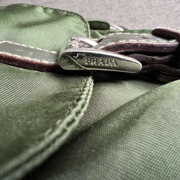 ❌❌❌❌ SOLD ❌❌❌❌

Prada Green Satchel with Leather Handles and Logo - Picture 7 of 14